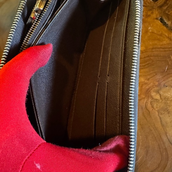 Louis Vuitton
Damier Pattern Zippy Wallet - Picture 12 of 17